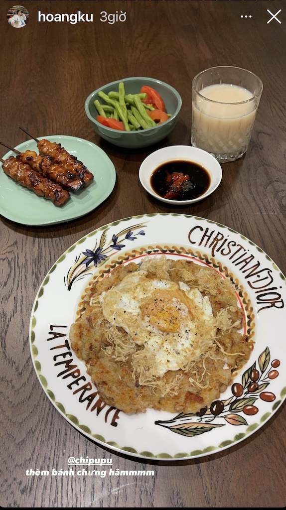 Stylist Hoàng Ku chia sẻ ảnh bữa tối với bánh chưng rán ăn kèm trứng ốp, ruốc, thịt nướng hấp dẫn. Anh còn 'tốt bụng' tag nhẹ Chi Pu để khoe bữa ăn thịnh soạn này.