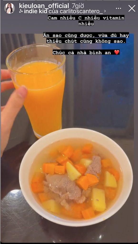 Á hậu Kiều Loan có bữa ăn khá đam bạc nhưng đầy đủ chất với nước cam nhiều vitamin C và canh hầm rau củ.