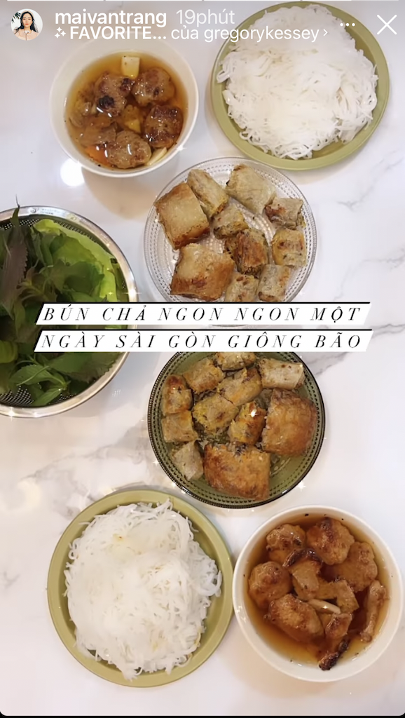 ... chiều ăn bún chả, đầy đủ nem, rau sống của beauty blogger Mai Vân Trang.