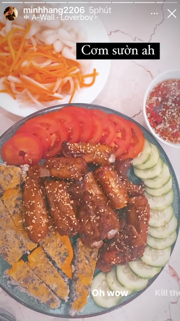 Không chỉ có thịt sườn và chả trứng hấp dẫn, đĩa cơm sườn nhà Minh Hằng còn có đầy đủ đồ chua và nước mắm kẹo chua ngọt ăn kèm.
