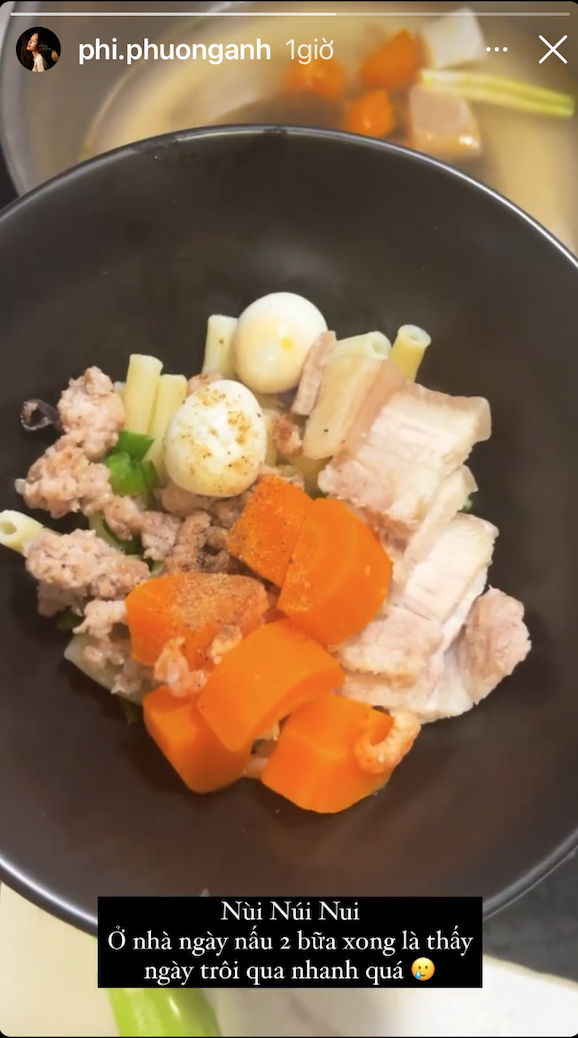 Bếp bà Phí hôm nay có món nui với topping cà rốt, trứng cút, thịt luộc khá đẹp mắt. Phí Phương Anh còn 'buồn rầu' tâm sự, ở nhà nấu 2 bữa xong là thấy thời gian trôi qua vèo vèo.