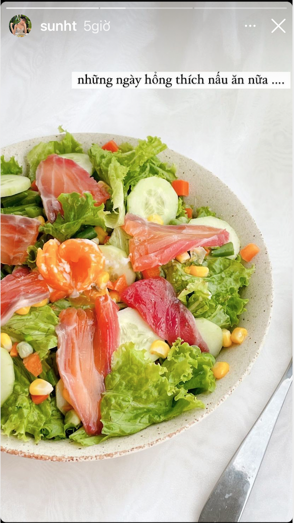 Với những ngày 'lười' nấu ăn, chỉ cần một đĩa salad như Sun Ht là đủ để có năng lượng cho cả ngày.