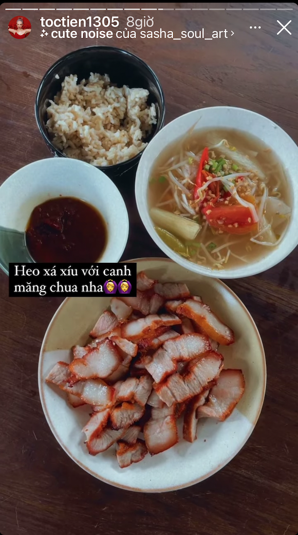 Heo xá xíu và canh măng chua là menu cho bữa trưa của cô ca sĩ.