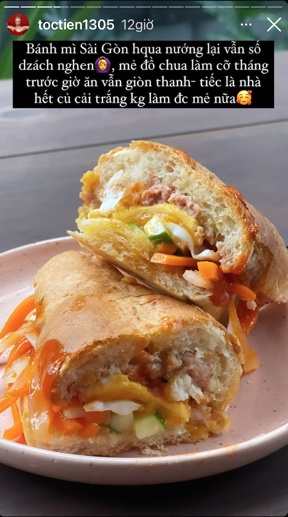 Tóc Tiên bắt đầu bữa sáng với một chiếc bánh mì Sài Gòn 'ngon số dzách'. Dù mẻ đồ chua đã làm từ tháng trước nhưng khi ăn kèm bánh mì vẫn giòn thanh và 'chất lượng'.