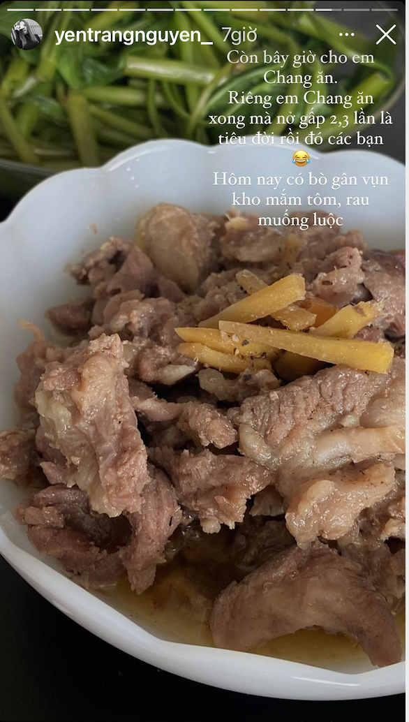 Yến Trang hôm nay cũng khoe bữa ăn với bò gân vụn kho mắm tôm và rau muống luộc khá 'đưa' cơm.