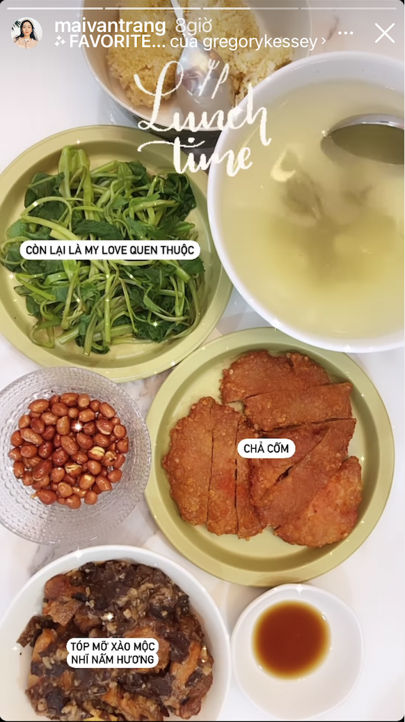 Tài nấu bếp của Mai Vân Trang đã phần nào được công nhận với menu bữa trưa gồm tóp mỡ xào mộc nhĩ nấm hương, chả cốm, lạc rang, rau muống luộc và một bát nước rau muống dầm sấu.