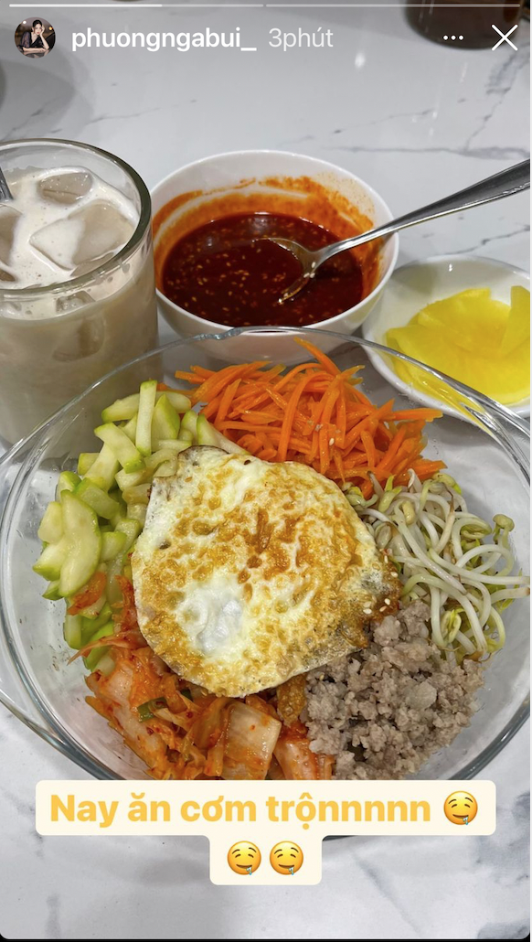 Á hậu Phương Nga hôm nay ăn cơm trộn Hàn Quốc với nhiều nguyên liệu dễ kiếm trong bếp như kim chi, cà rốt, trứng ốp, thịt băm...