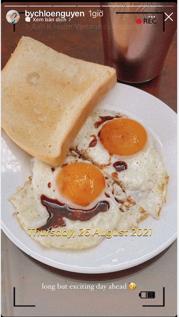 Dù chỉ là lát bánh mì ăn cùng trứng ốp nhưng bữa ăn của Chloe Nguyễn vẫn đủ để Beauty Blogger này no bụng.