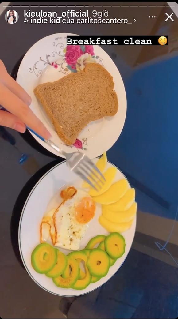 Bữa sáng nhẹ bụng của Kiều Loan là một bát bánh mì ăn kèm trứng ốp lòng đào và hoa quả.