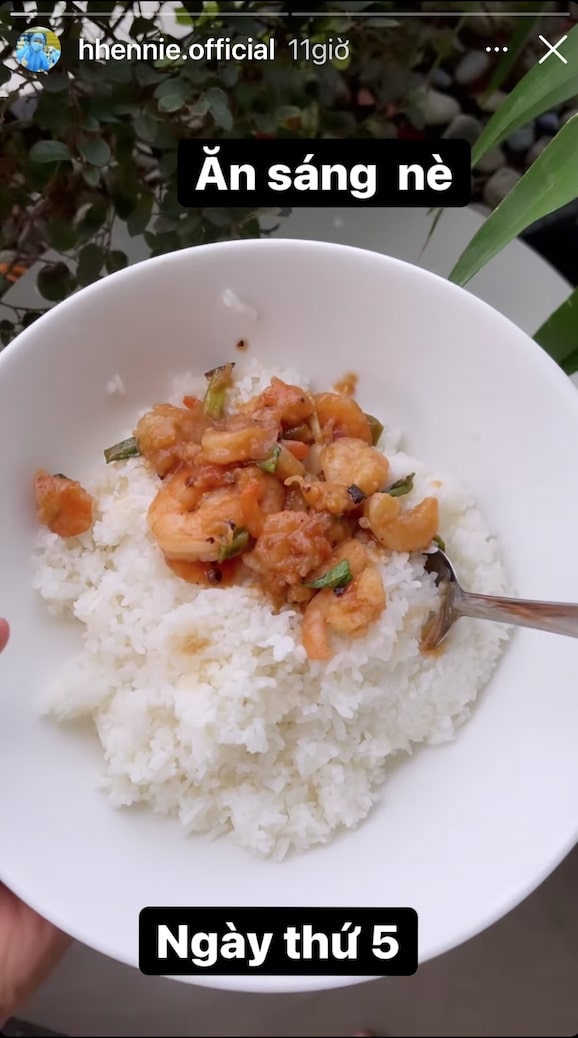 Vẫn là một bữa sáng đơn giản nữa của H'Hen Niê. Hôm nay nàng Hậu quê Đắk Lắk có một bát cơm trắng ăn kèm tôm rim.