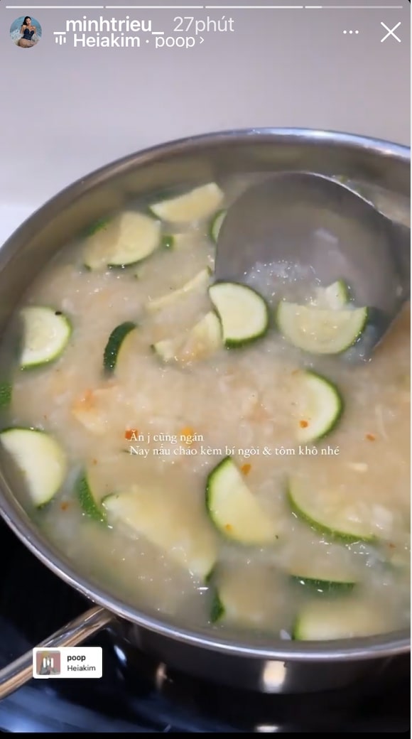 Vì ăn gì cũng ngán nên siêu mẫu Minh Triệu đã nhanh chóng vào bếp nấu một nồi cháo bí ngòi cùng tôm khô đơn giản.