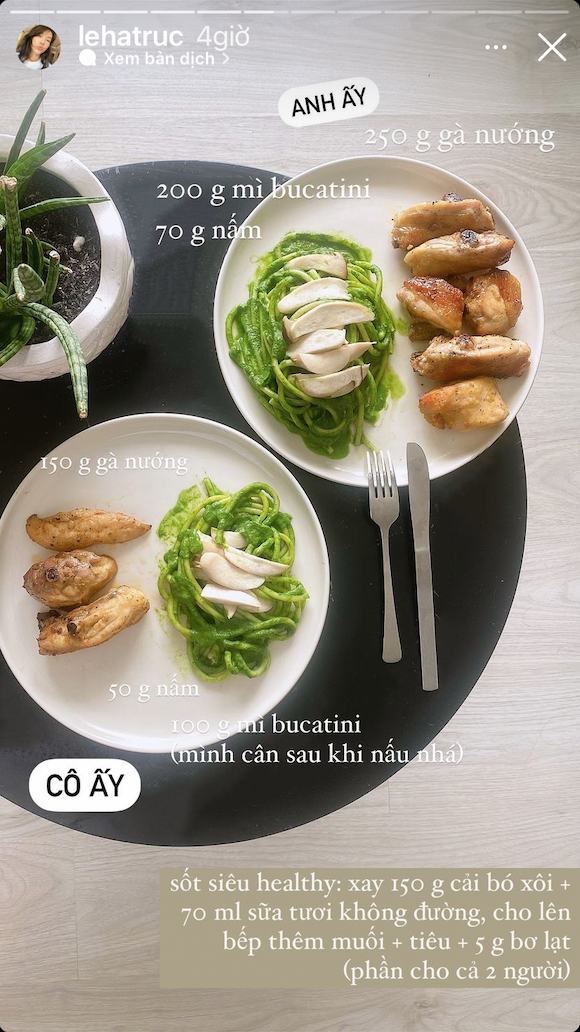 Hà Trúc và bạn trai Quang Đạt hôm nay có gà nướng ăn kèm mì bucatini nấm. Đặc biệt, cô nàng Travel Blogger này còn trổ tài làm loại sốt siêu healthy với công thức đặc biệt.