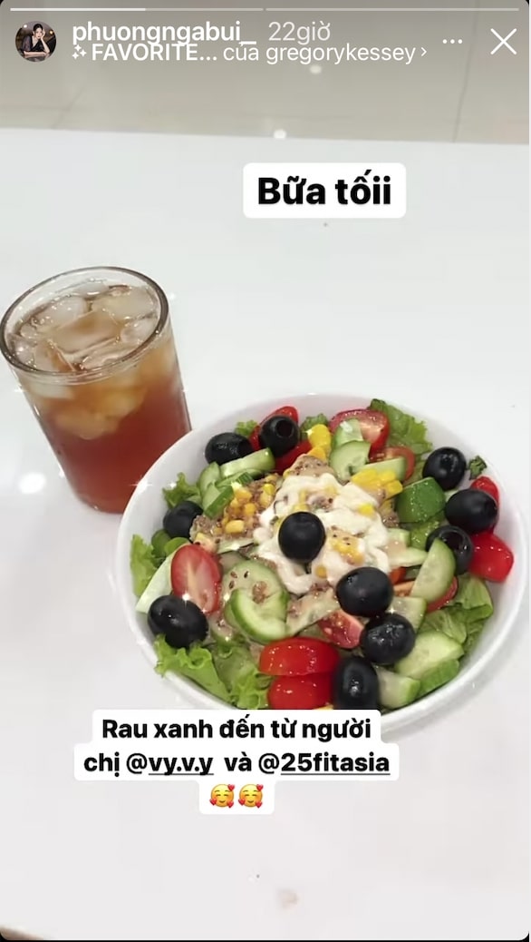 Bữa tối của Á hậu Phương Nga là một đĩa salad xanh mát với nhiều loại rau đơn giản và dễ làm.