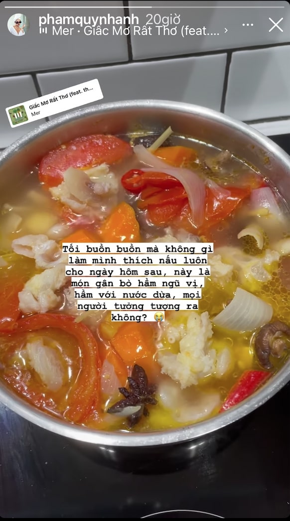 Phạm Quỳnh Anh 'buồn buồn' và nấu luôn một nồi gân bò hầm ngũ vị với nước dừa béo ngậy cho bữa ăn hôm nay.