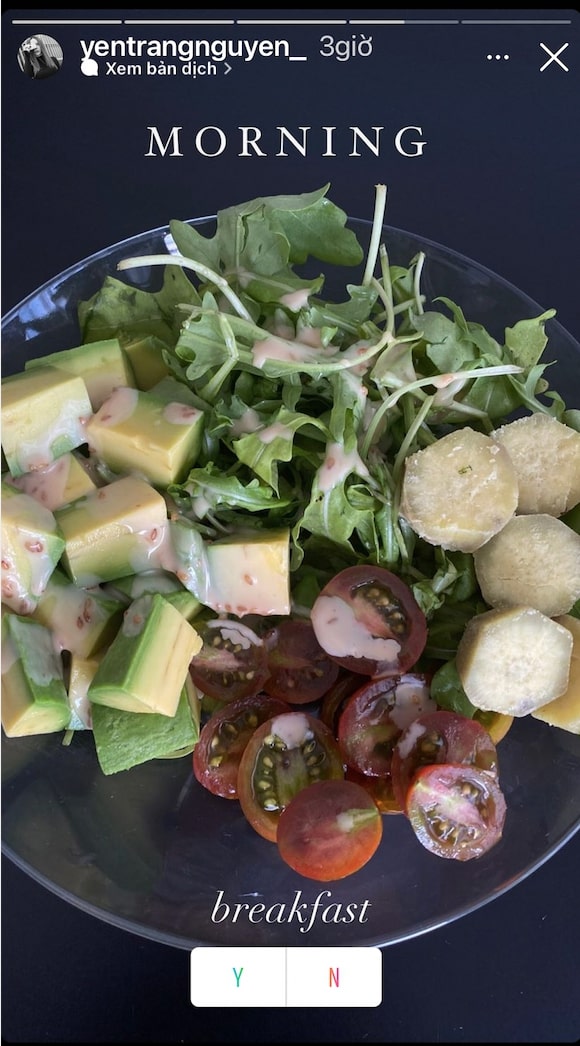 Yến Trang bắt đầu ngày mới bằng một đĩa salad lành mạnh mà không kém phần hấp dẫn với bơ, cà chua bi, khoai, rau xanh...