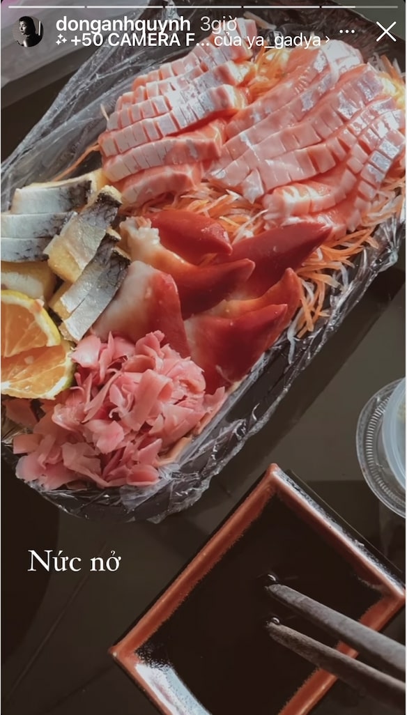 Menu buổi tối của Đồng Ánh Quỳnh hôm nay là một đĩa sashimi tươi rói và ngon 'nức nở'.