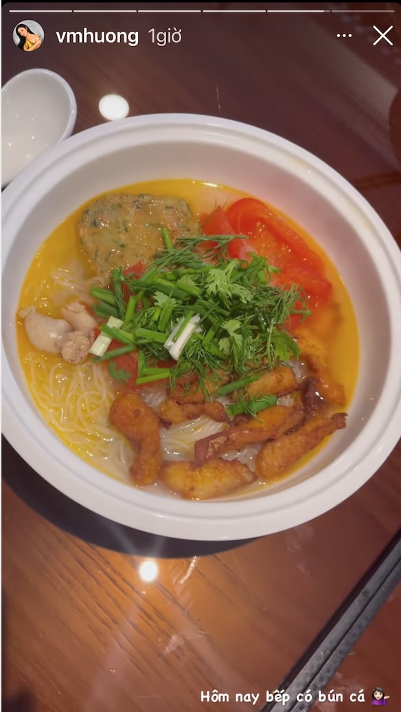 Bếp nhà Văn Mai Hương hôm nay có món bún cá thơm ngọt, đậm đà. Ngoài những miếng cá rán vàng ươm, bún cá còn kèm chả cá dai dai và lòng cá giòn sần sật.