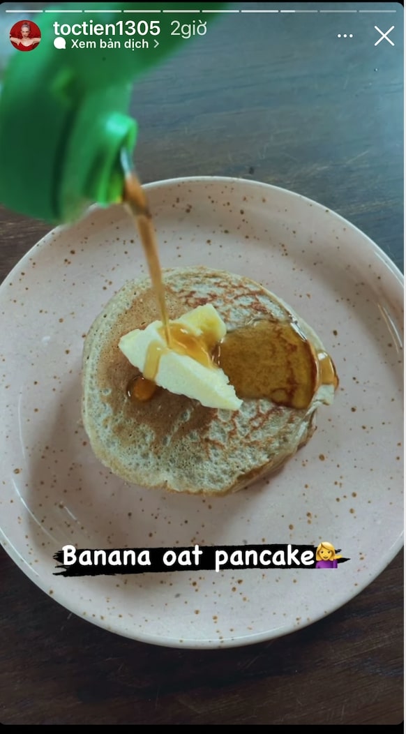 Tóc Tiên bắt đầu buổi sáng bằng những chiếc bánh Banana oat pancake ngọt lịm.