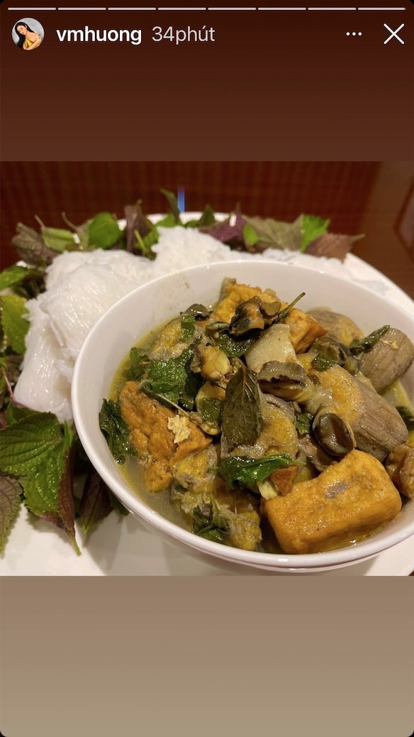 Văn Mai Hương hôm nay có một bát ốc nấu chuối đậu ăn kèm bún. Đây là món ăn chuẩn miền Bắc với cách chế biến khá cầu kỳ và mất nhiều thời gian.