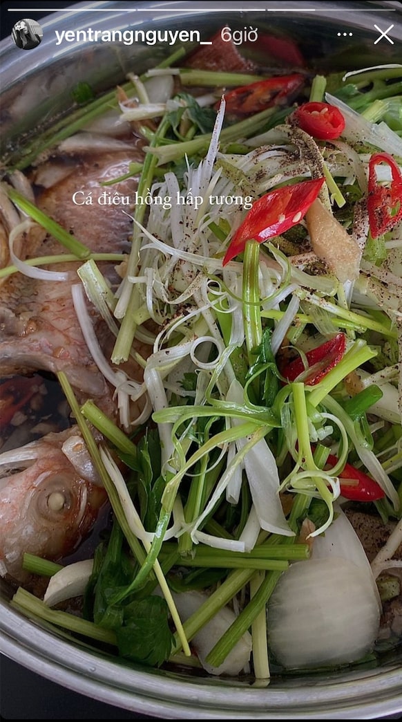 Ca sĩ Yến Trang cũng vào bếp để chuẩn bị một nồi cá điêu hồng hấp tương giàu dinh dưỡng để 'đổi gió' cho bữa ăn gia đình mình.