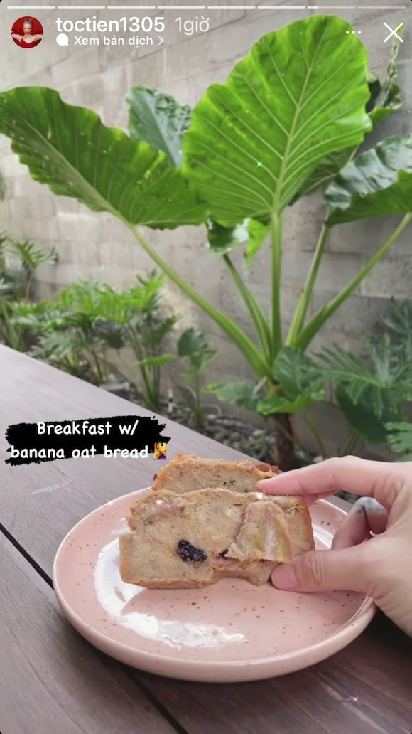 Bữa sáng của Tóc Tiên là những lát banana oat bread đơn giản.