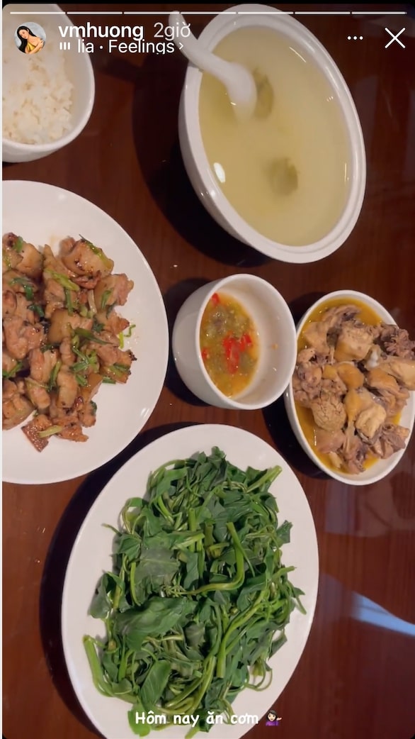 Văn Mai Hương hôm nay cũng có một bữa cơm khá đa dạng và ngon miệng với rau muống luộc, thịt rang hành, gà rang và một bát nước rau muống luộc dầm sấu chua chua.