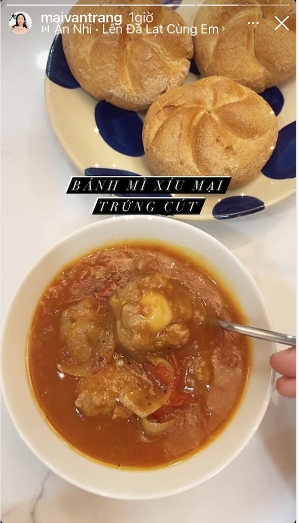 Có vẻ như Mai Vân Trang đang 'nhớ' Đà Lạt nên cô nàng beauty blogger hôm nay có món bánh mì xíu mại trứng cút.