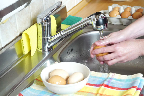 Rửa sạch trứng trứơc khi làm trứng muối.