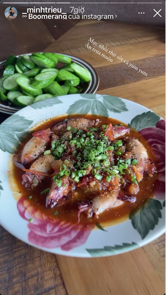 Bữa trưa muộn của Minh Triệu là mực nhồi thịt sốt cà và dưa leo.