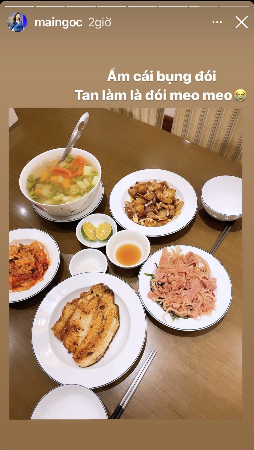 Vừa tan làm mà được ngồi vào mâm cơm thịnh soạn như Mai Ngọc thì còn gì bằng. Mâm cơm nhà cô MC hôm nay có canh khoai tây-cà rốt, thịt rang, nem nắm, cá rán và một đĩa kim chi Hàn Quốc.