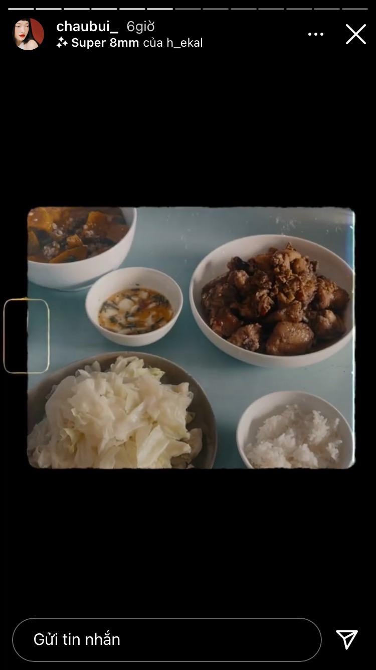 Canh bí đỏ, bắp cải luộc, gà rang gừng và cơm trắng là những món ăn xuất hiện trong mâm cơm nhà Châu Bùi hôm nay.