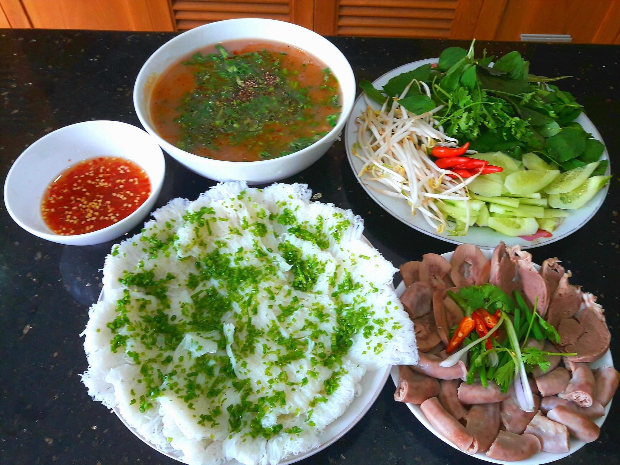 Bánh hỏi ăn cùng với gì? Ở Bình Định, không gì khác ngoài cháo lòng