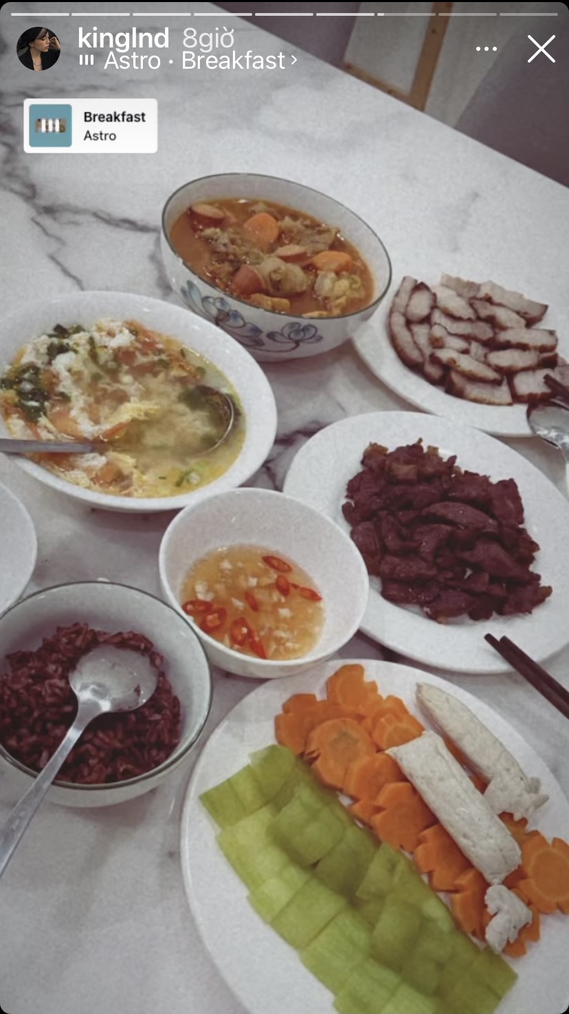 Bàn ăn nhà Linh Ngọc Đàm hôm nay có rất nhiều món ăn hấp dẫn như thịt quay, canh xương cà rốt, rau củ luộc...