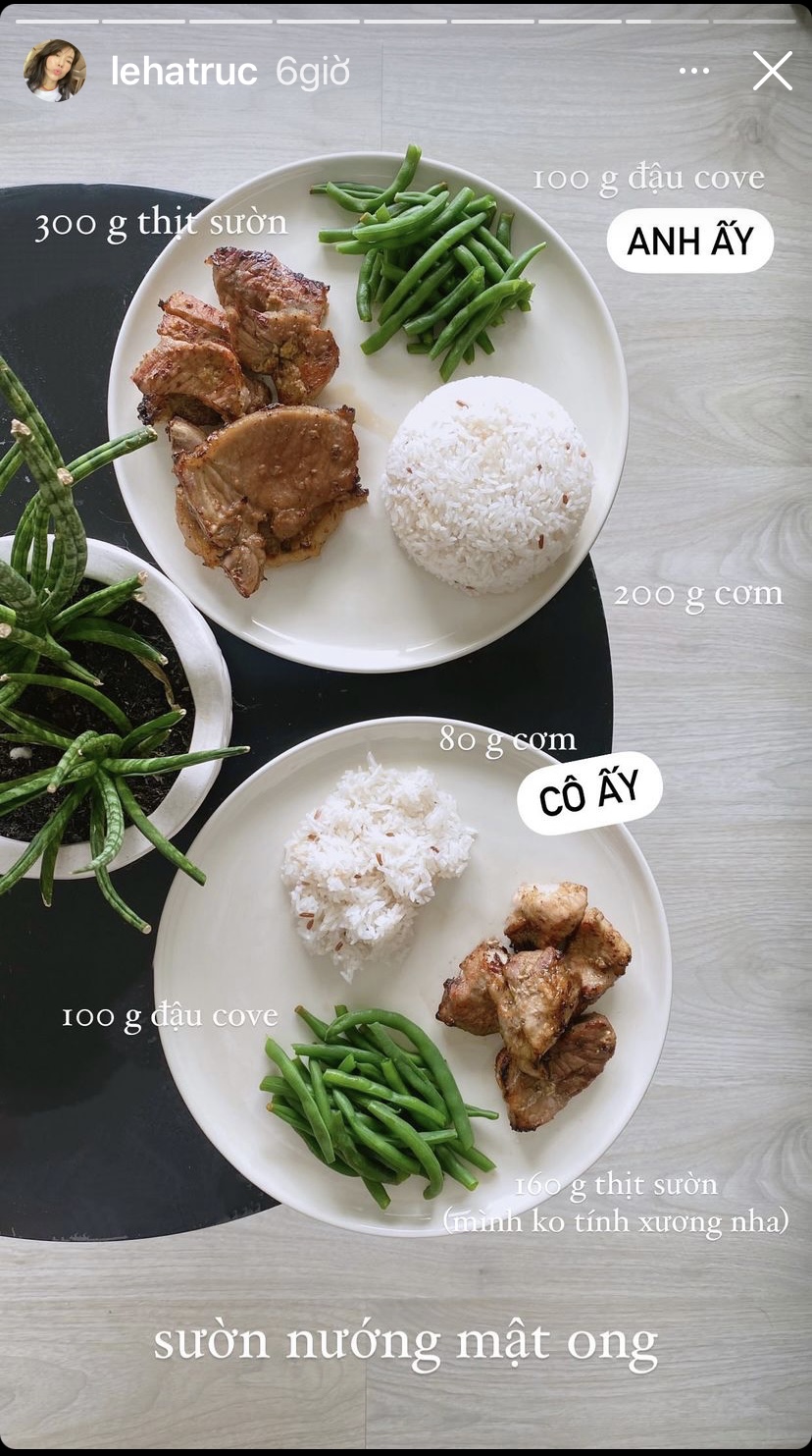 Sườn nướng mật ong ăn kèm cơm và đậu cove luộc là những món ăn xuất hiện trong bữa cơm nhà travel blogger Hà Trúc.