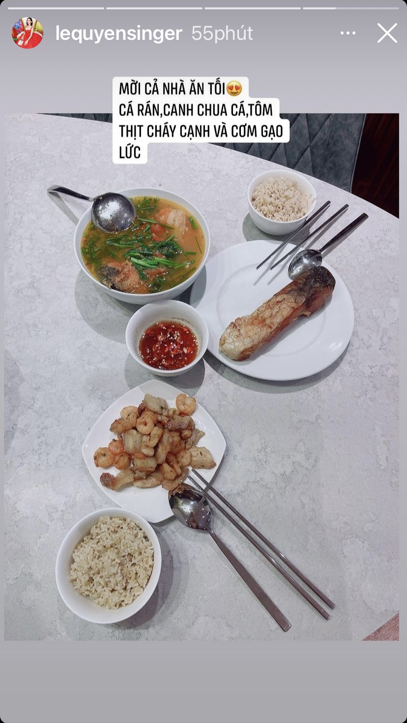 Bữa tối của Lệ Quyên là món cá rán, canh chua cá, tôm thịt rang cháy cạnh và cơm gạo lứt.