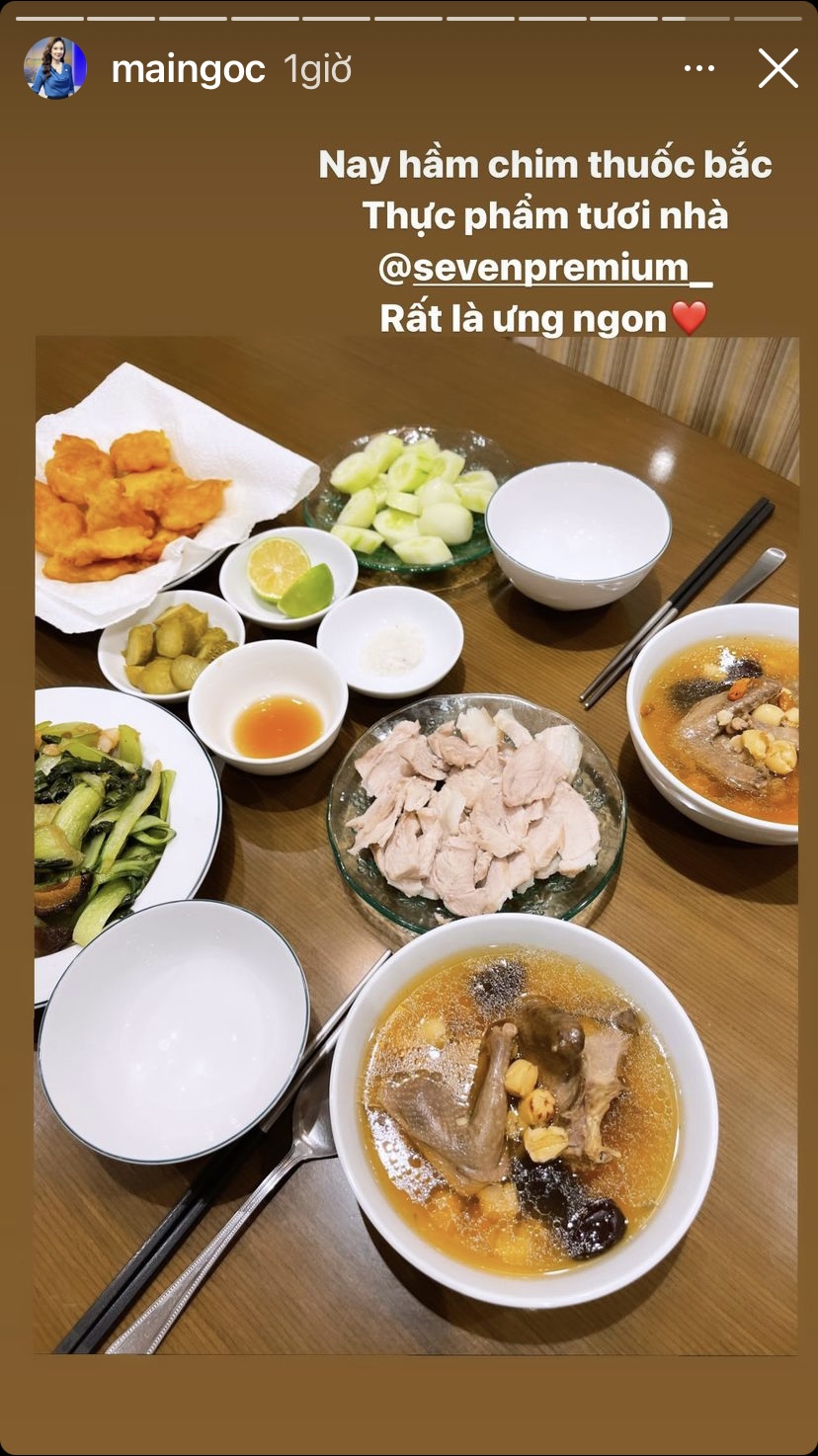 Mâm cơm nhà MC Mai Ngọc hom nay cũng ngập tràn những món hấp dẫn và bổ dưỡng như chim hầm thuốc bắc, thịt luộc, rau xào...