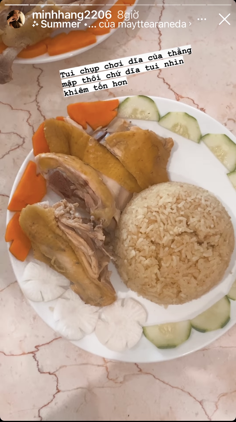 Cơm gà ăn kèm đồ chưa và dưa leo là những món ăn xuất hiện trong bữa cơm nhà Minh Hằng hôm nay.
