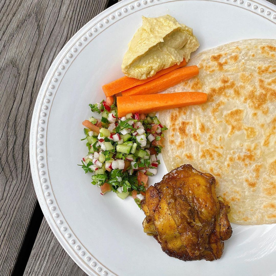 Tăng Thanh Hà hôm nay cũng khoe bữa ăn với gà nấu nghệ tây, Lebanese salad, sốt tỏi hummus và bánh paratha.