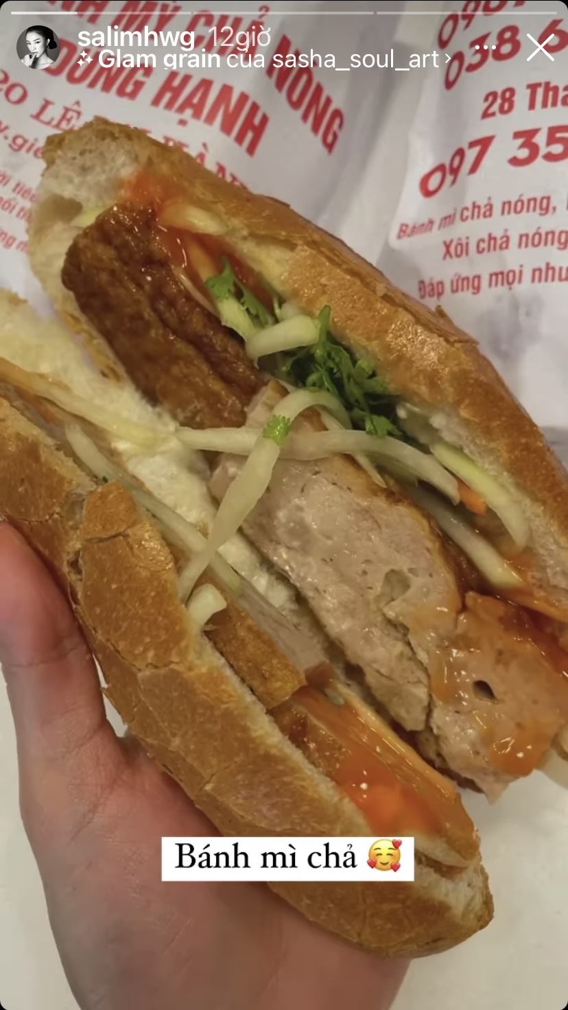 Salim khoe chiếc bánh mì chả nóng trong một ngày mưa Hà Nội.