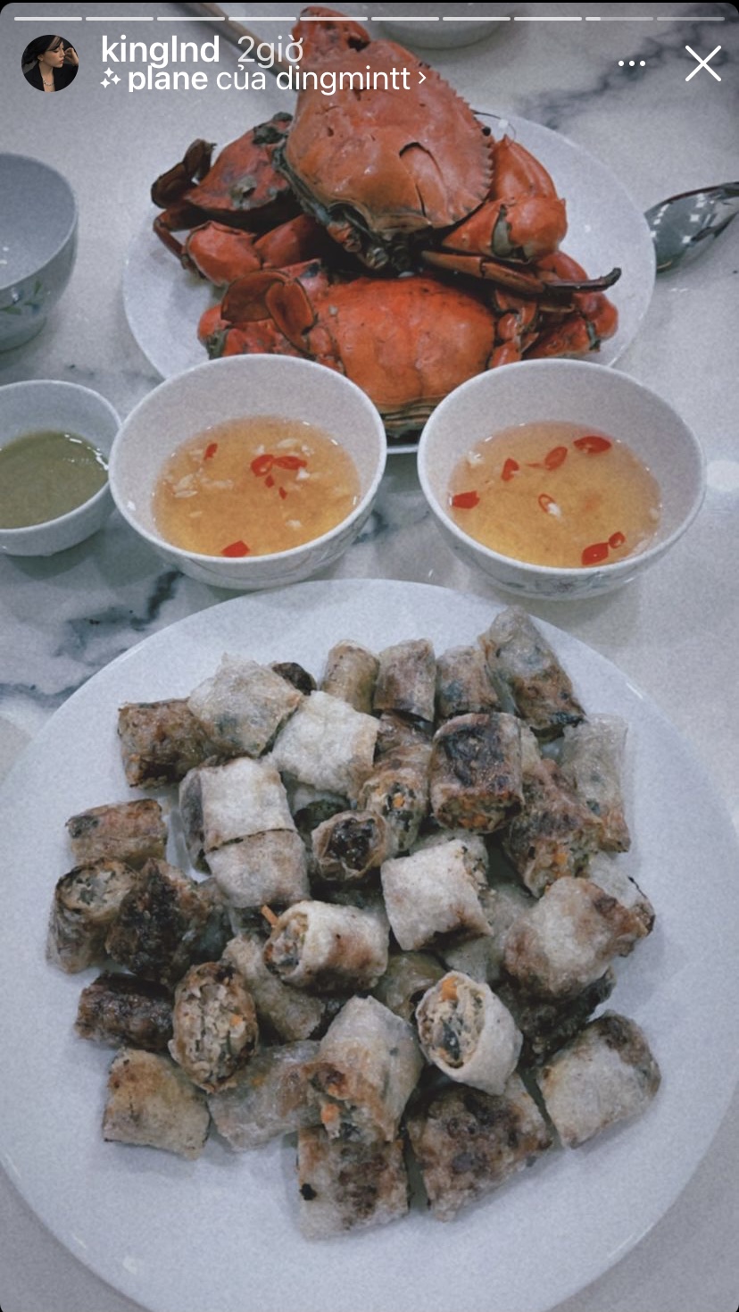 Nem và cua hấp là những món ăn xuất hiện trên bàn ăn nhà streamer Linh Ngọc Đàm hôm nay.