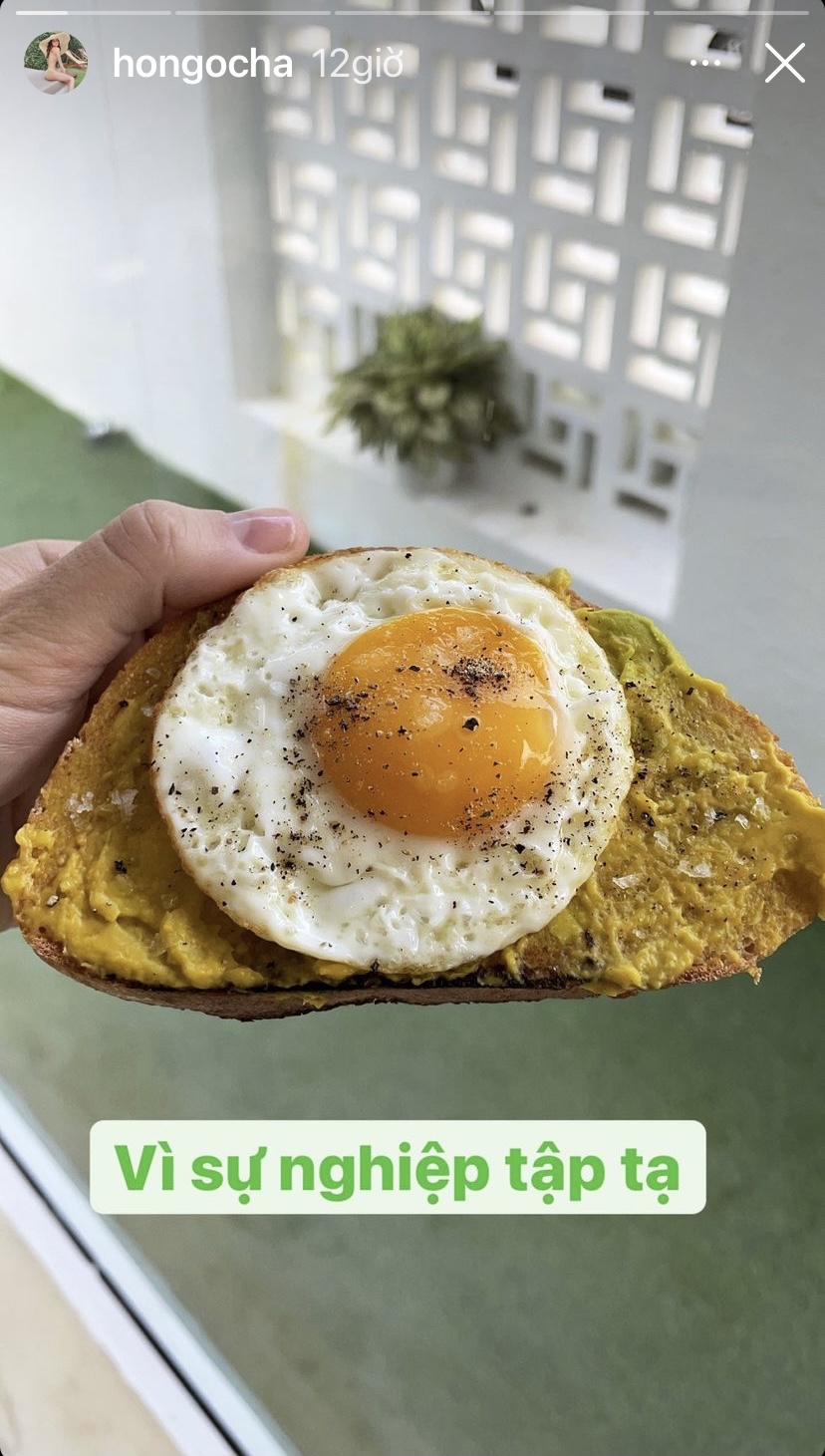 Vì sự nghiệp tập tạ nên Hồ Ngọc Hà đã bắt đầu buổi sáng bằng một lát bánh mì ăn kèm trứng ốp-la.