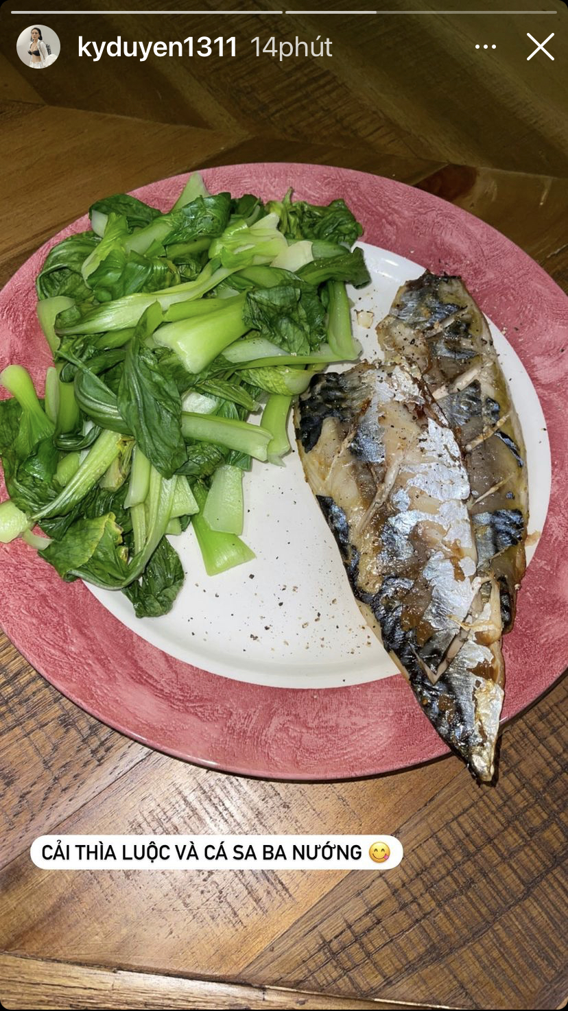 Hoa hậu Kỳ Duyên hôm nay có một bữa ăn khá healthy với cải thìa luộc và cá sa ba nướng.