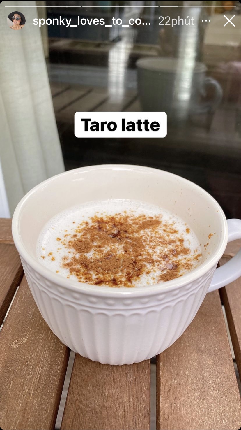 Hà Tăng và cốc Taro latte đẹp không kém ngoài tiệm.