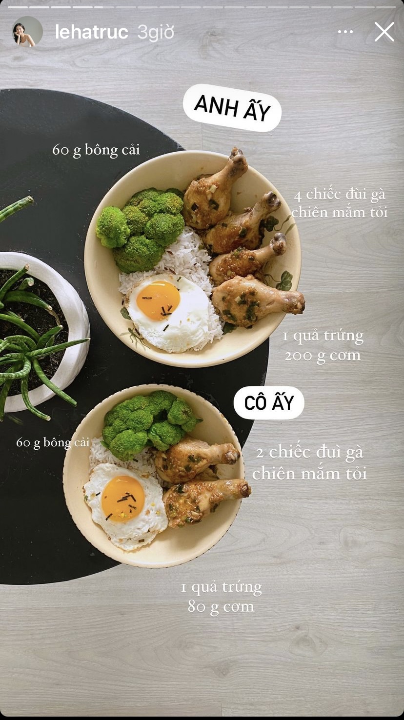 Không chỉ tỉ mỉ trình bày đĩa đồ ăn, Hà Trúc còn cẩn thận cân khối lượng để có một bữa cơm healthy nhất có thể. Travel blogger này hôm nay có cơm ăn kèm trứng, bông cải và đùi gà chiên mắm tỏi.