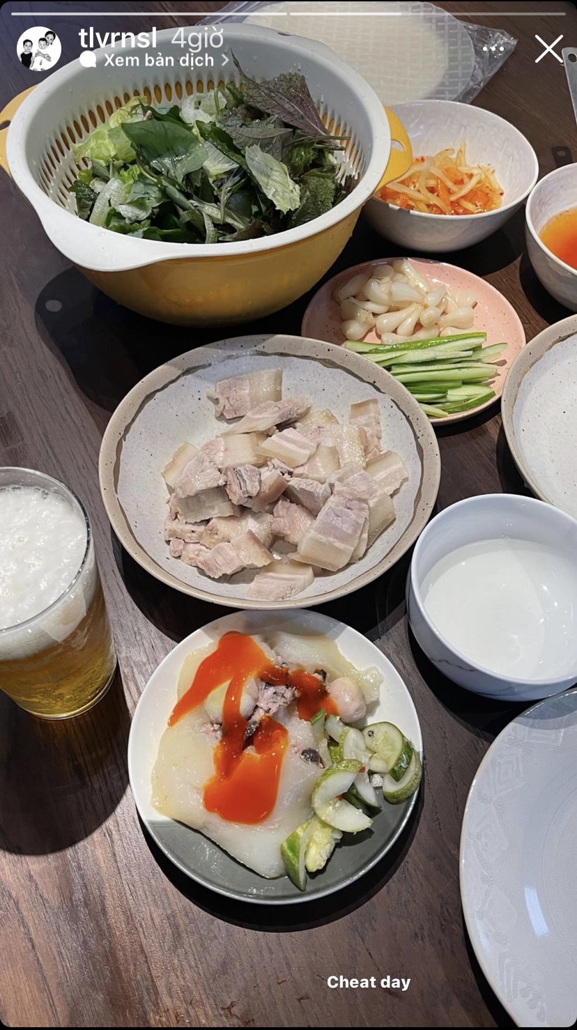 Vợ chồng Tóc Tiên - Touliver có một ngày 'xả' với bánh tráng cuốn thịt heo, bánh giò Hà Nội cùng một ly bia mát lạnh.