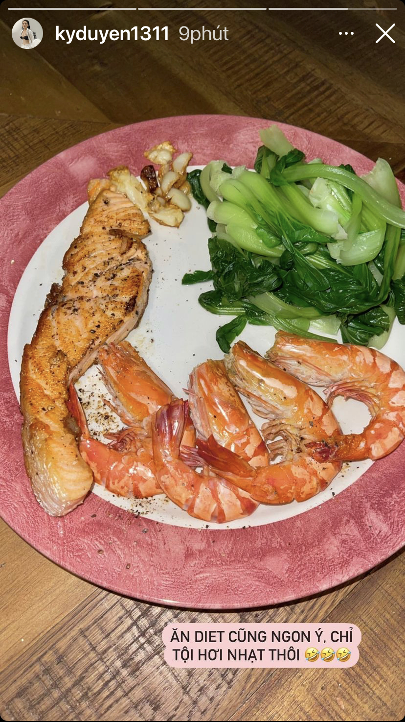Mặc dù hơi nhạt nhưng đĩa đồ ăn với tôm hấp sả, cá hồi áp chảo và rau cải luộc của Kỳ Duyên vẫn ngon hết ý.