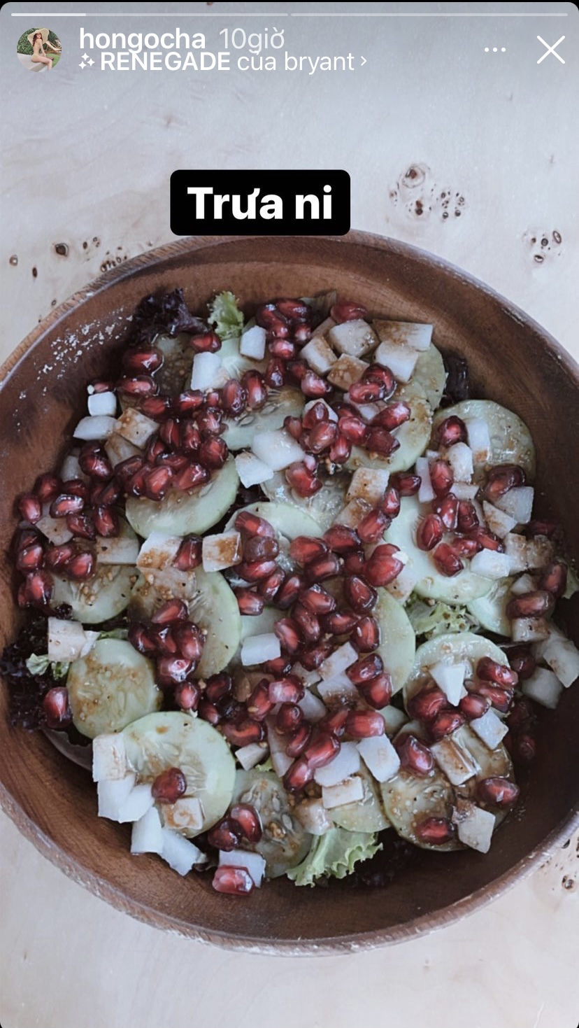 Bữa trưa nay của Hồ Ngọc Hà là một bát salad rau củ tươi ngon với thành phần chính là lựa, dưa leo.