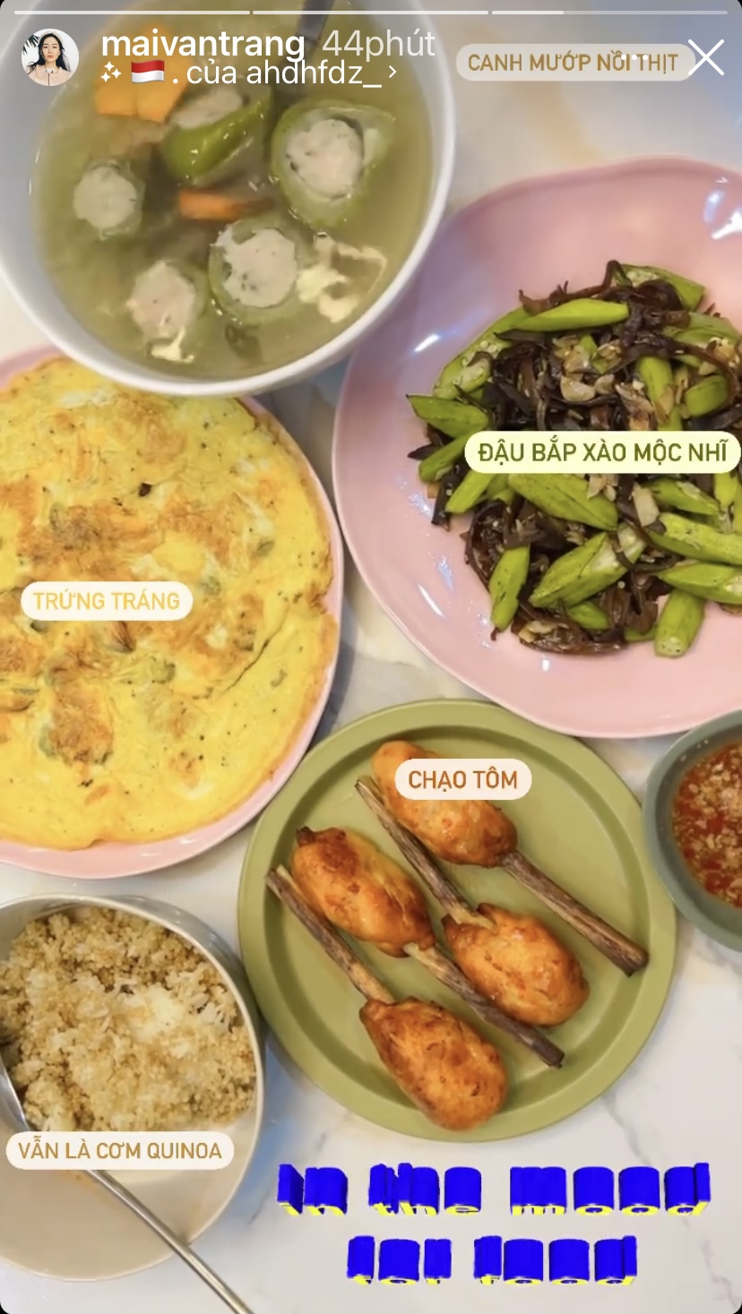 ... bàn ăn nhà beauty blogger Mai Vân Trang còn có nhiều món ăn bổ dưỡng như canh mướp nhồi thịt, đậu bắp xào mộc nhĩ, chạo tôm, trứng tráng.
