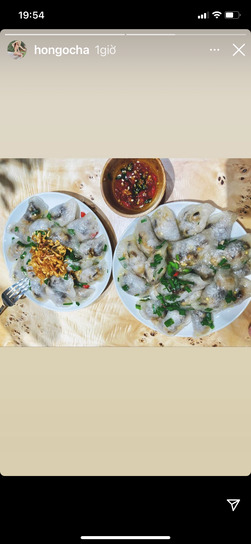 Hồ Ngọc Hà hôm nay có bữa ăn hấp dẫn với món đặc sản bánh lọc Quảng Bình quê cô.