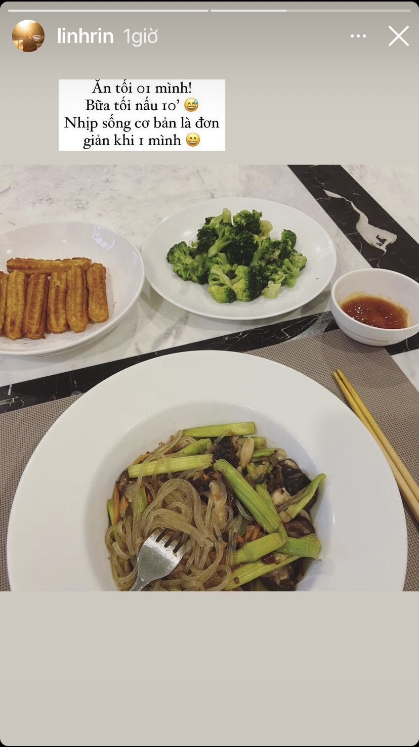 Sau khi bạn trai Philip Nguyễn đi Mỹ, Linh Rin chỉ mất khoảng 10 phút để chuẩn bị một bàn ăn tối một mình đơn giản nhưng đủ chất.